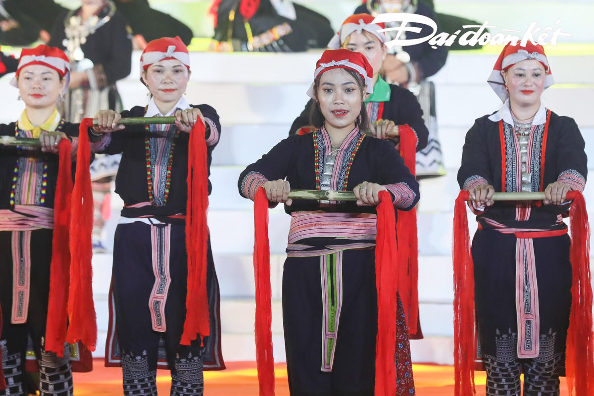 Khuyến khích, hỗ trợ đồng bào giữ gìn và phát huy bản sắc văn hóa của từng dân tộc