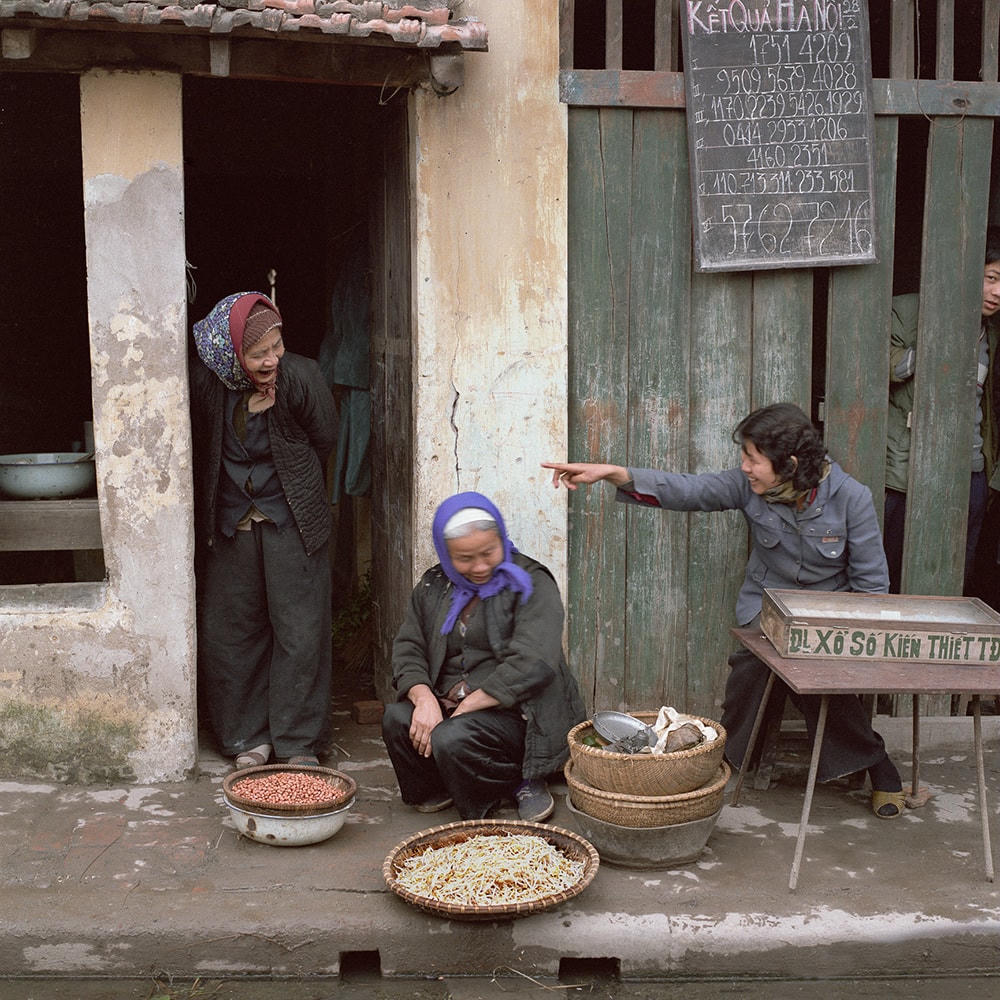 Cảnh bán hàng trước số 26 Ngọc Hà vào mùa đông năm 1986.  