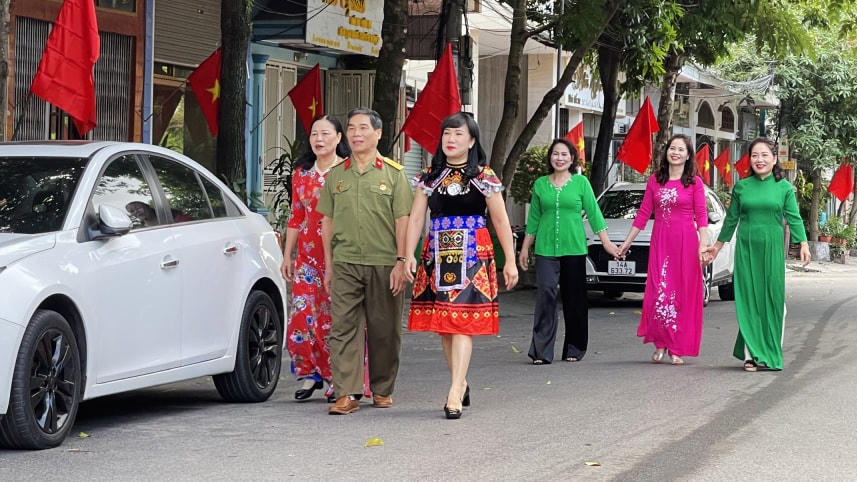 Người dân khu 8 (phường Hồng Hải, TP Hạ Long) phấn khởi đi dự Ngày hội Đại đoàn kết toàn dân tộc.