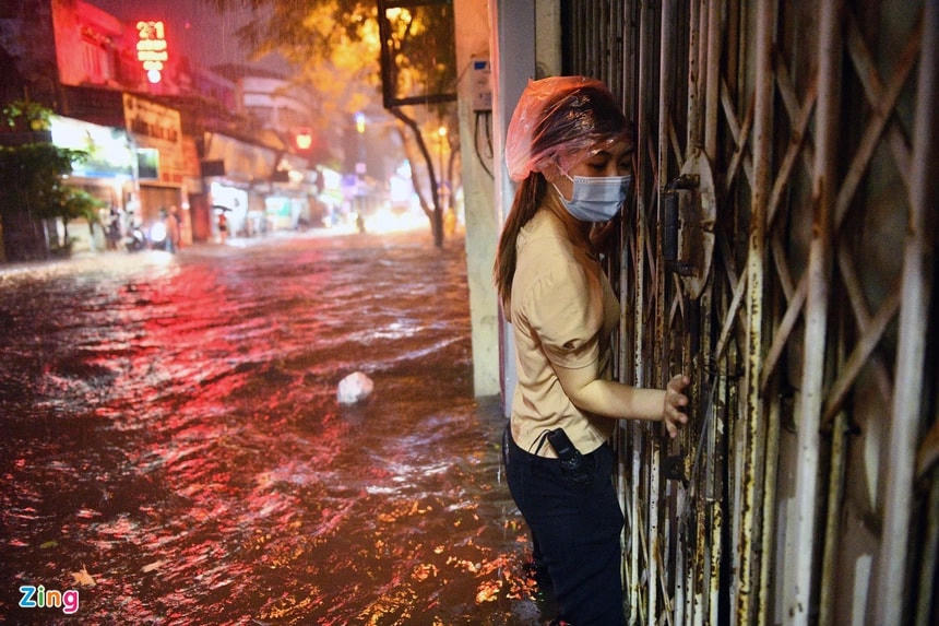Người dân vất vả di chuyển trên phố Đội Cấn (Ba Đình). Ảnh: Zing.