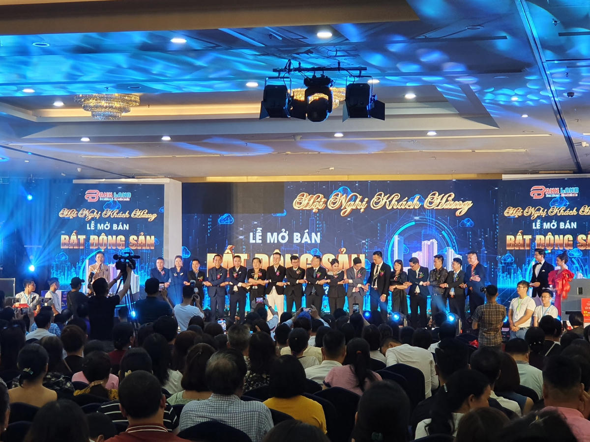 Ban lãnh đạo Bank Land trong sự kiện mở bán bất động sản.
