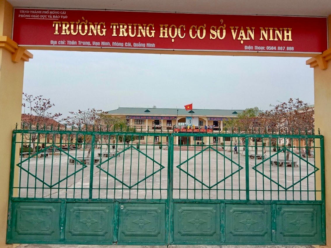 Nhiều trường học tại TP Móng Cái cũng không sử dụng nguồn nước sạch do Xí nghiệp nước Móng Cái cung cấp, hoặc sử dụng 2 nguồn nước cho sinh hoạt của học sinh tại trường.