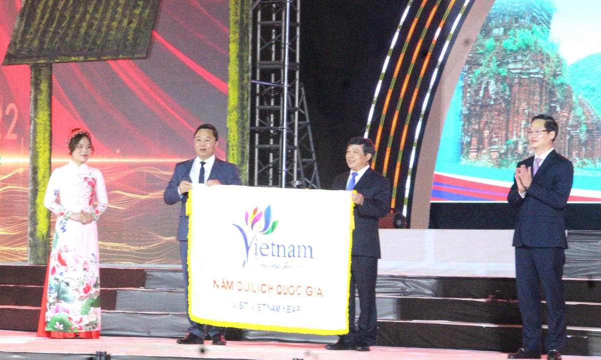 Đại diện tỉnh Bình Thuận nhận cờ đăng cai tổ chức Năm Du lịch Quốc gia 2023.