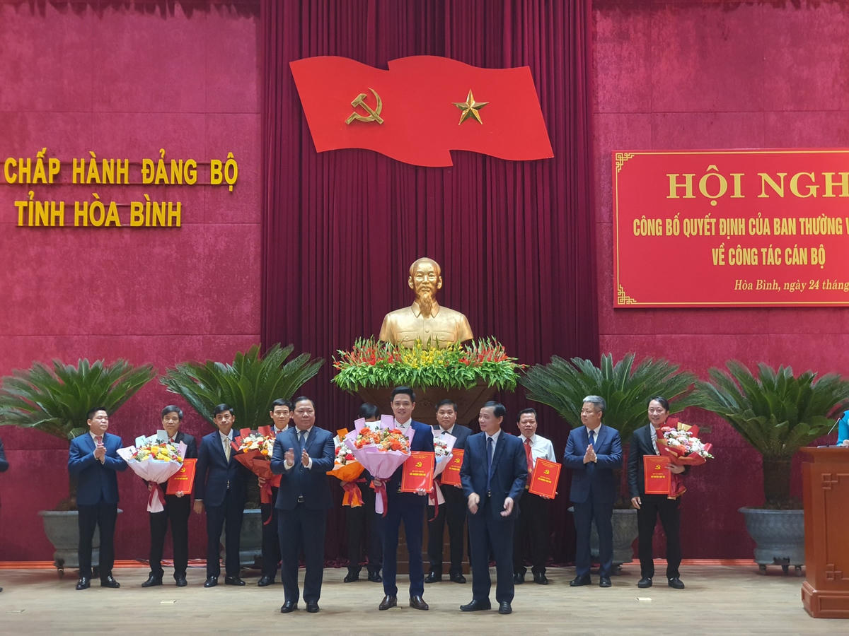 Ông Hoàng Đức Minh, Phó Bí thư Tỉnh đoàn Hòa Bình giữ chức Phó Chủ tịch UBND huyện Mai Châu.