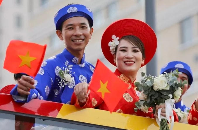 Vẻ mặt rạng ngời hạnh phúc của các cô dâu, chú rể. Ảnh: NLĐ.