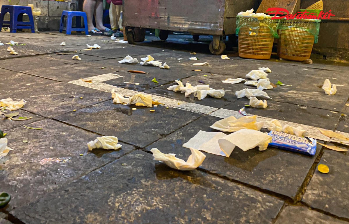 Vỉa hè bám đầy dầu mỡ, giấy ăn sau khi cửa hàng thu gọn đồ đạc.