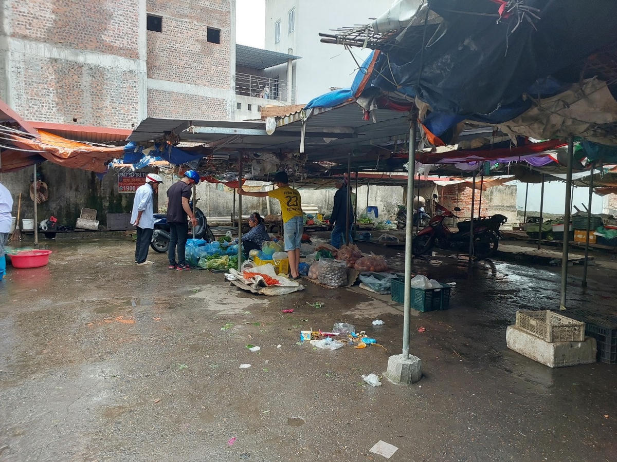 Chợ bày bán theo lối xưa nên không gian lụp xụp, môi trường ẩm thấp.