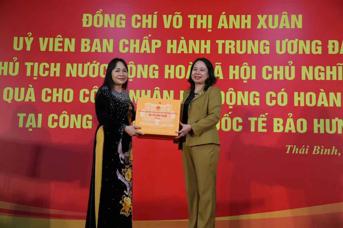 Phó Chủ tịch nước Võ Thị Ánh Xuân tặng quà cho Công ty Cổ phần Quốc tế Bảo Hưng.