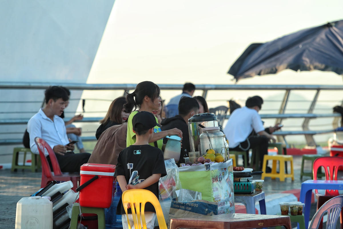Hàng quán "mọc như nấm" trên cây cầu nghìn tỷ sắp thông xe.