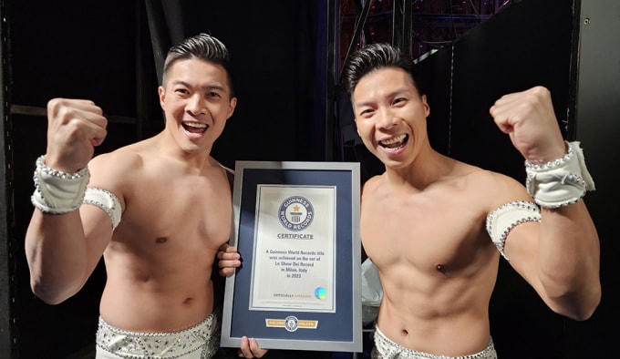 Quốc Cơ (trái) - Quốc Nghiệp nhận bằng kỷ lục của Tổ chức Guinness World Records. Ảnh: Hải An.