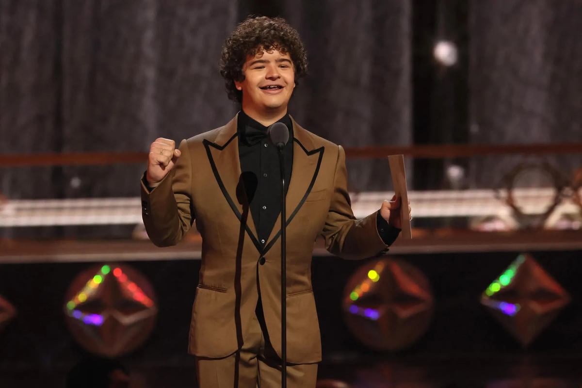 Diễn viên Gaten Matarazzo của series ăn khách Stranger Things phát biểu trên sân khấu. Anh bắt đầu sự nghiệp của mình trên sân khấu Broadway và góp giọng trong hit Broadway Dear Evan Hansen. Ảnh: Brendan McDermid / Reuters.