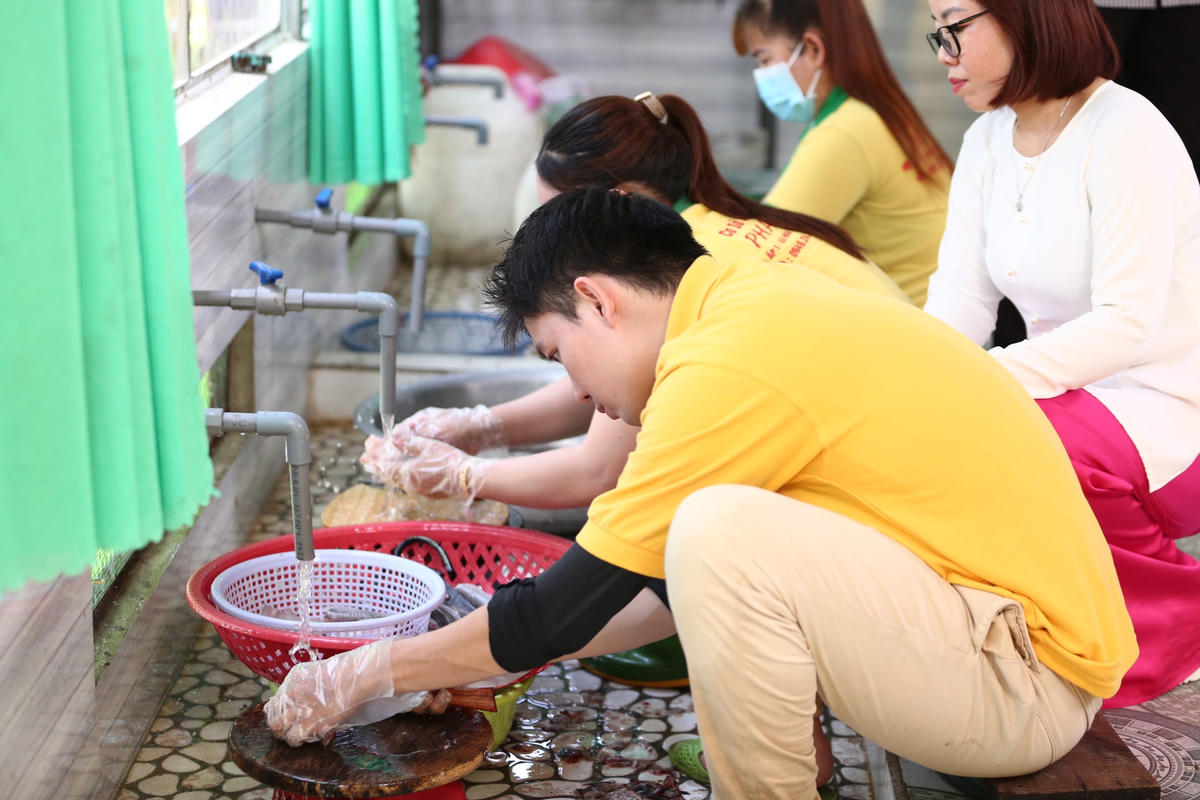 Công đoạn sơ chế cá được tiến hành kỹ lưỡng.