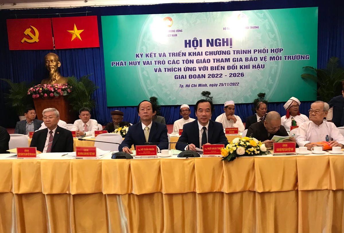 Các vị lãnh đạo chủ trì hội nghị.
