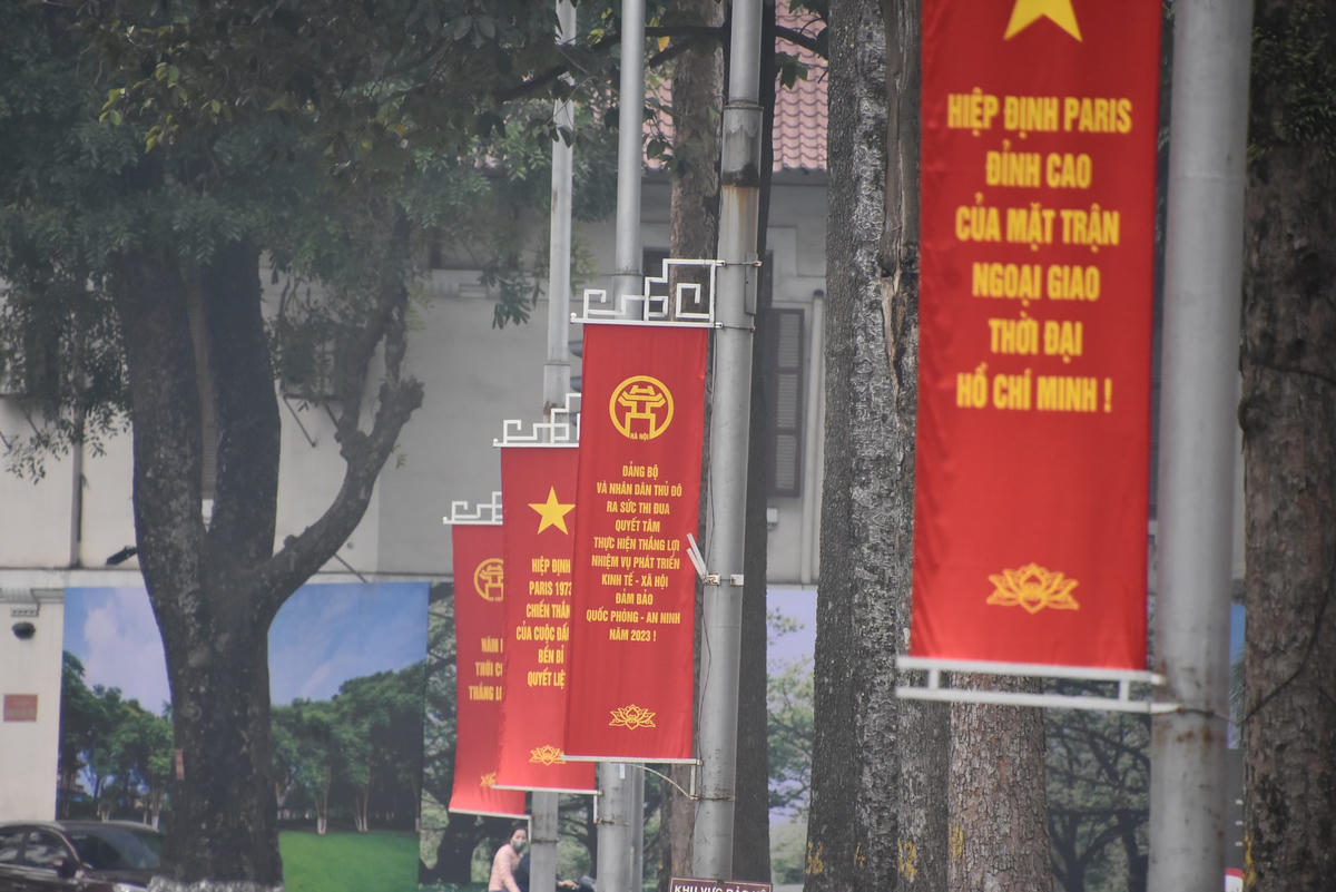 Băng rôn, khẩu hiệu được trang trọng treo trên đường Hùng Vương.