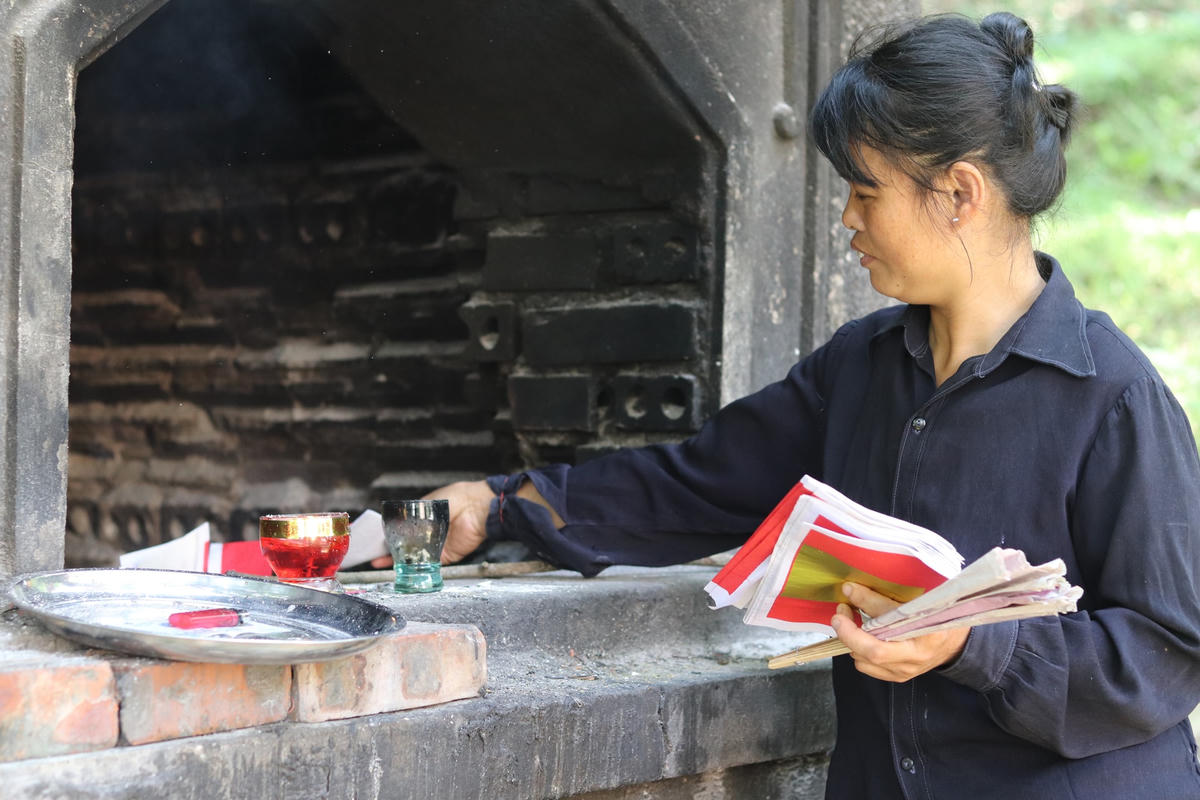 Cán bộ, người trông coi luôn túc trực 24/24 tại Khu di tích và thực hiện việc đốt vàng mã mà du khách mang đến.
