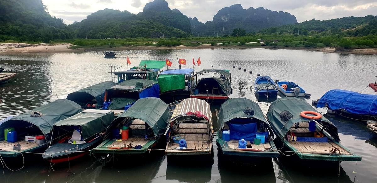 Bến neo đậu tàu Cái Xà Cong chỉ có những tàu, thuyền loại nhỏ, tàu lớn không dám vào neo đậu.