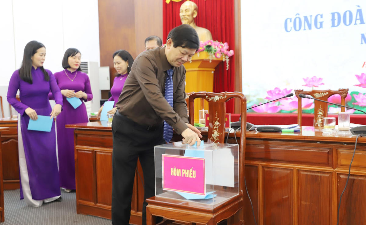 Đại hội tiến hành bỏ phiểu bầu Ban Chấp hành Công đoàn Ban Tổ chức - Cán bộ nhiệm kỳ 2023-2028.