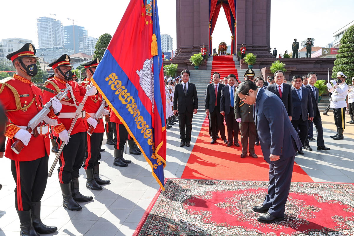 Thủ tướng Phạm Minh Chính và đoàn đại biểu Việt Nam thực hiện nghi thức tưởng niệm tại Đài Độc lập. Ảnh: VGP/Nhật Bắc.