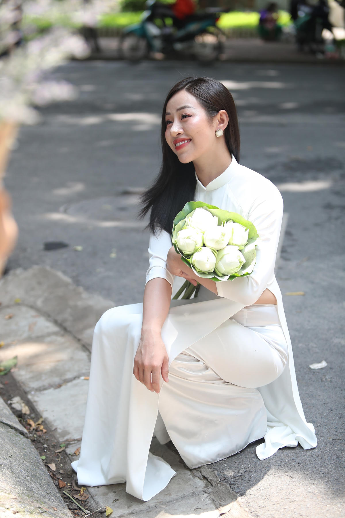 Hình ảnh những thiếu nữ Hà thành xúng xính trong tà áo dài là hình ảnh thường thấy trên con phố đẹp nhất Thủ đô.
