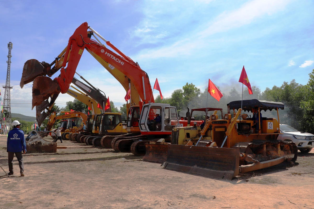 Tập kết các máy móc, thiết bị để thi công xây dựng dự án.