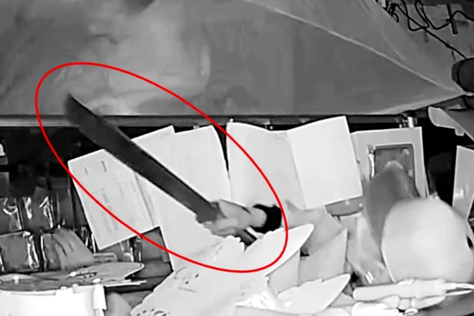 Nguyễn Thành Nhân cầm kiếm đe dọa nhân viên buộc đưa 5 hộp bánh trung thu (ảnh cắt từ clip).