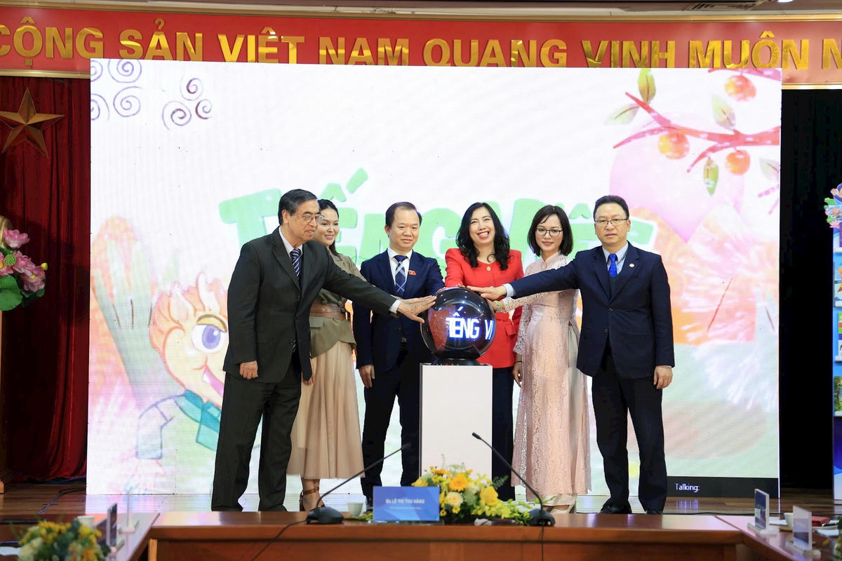 Các đại biểu cùng khai trương chương trình "Tiếng Việt diệu kỳ". Ảnh: D.T.