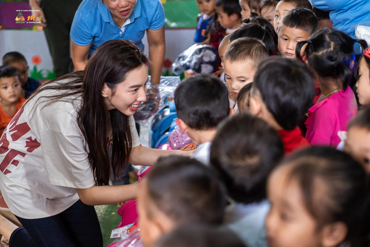 Nàng Hậu ghi điểm vì hình ảnh giản dị khi trò chuyện với các em nhỏ. 