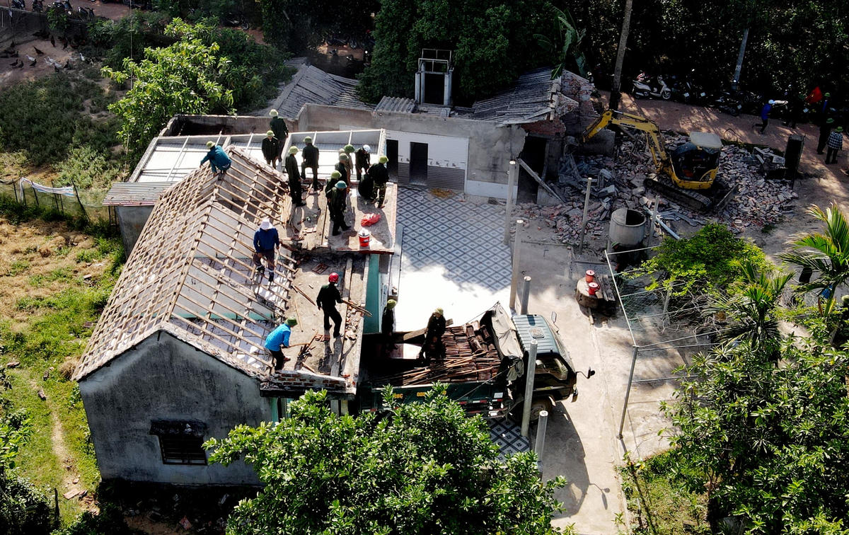 Sau lễ phát động, các lực lượng, tổ chức đoàn thể, bà con Nhân dân địa phương đã hỗ trợ 9 hộ dân di dời đến nơi ở mới.