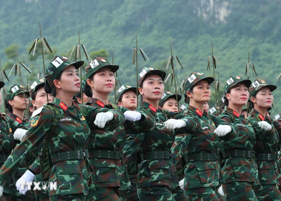 Khối nữ thông tin tham gia hợp luyện. (Ảnh: Trọng Đức/ TTXVN)