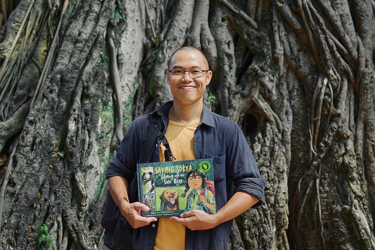 Họa sĩ Jeet Zdũng và tác phẩm "Saving Sorya: Chang and the Sun Bear" (Ảnh: Nguyễn Kim Long).