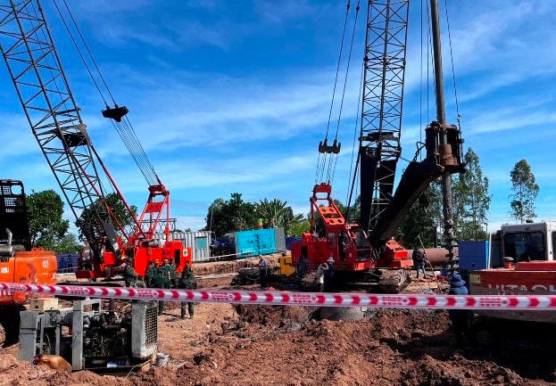 Các phương tiện cơ giới và nhân lực vẫn đang nỗ lực thực hiện công tác giải cứu. Ảnh: Báo Đồng Tháp.