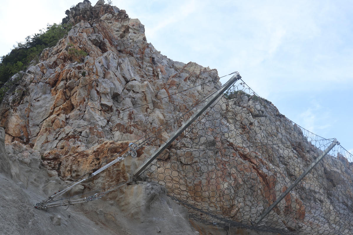 Ghi nhận vào chiều ngày 18/9, những mấu sắt có nhiệm vụ chằng, giữ cố định các lưới thép được cho đục, bám rất sơ sài vào vách đá. Người dân địa phương cho rằng, khi những tảng đá bị lở thì những móc sắt này cũng 'đi theo'.  
