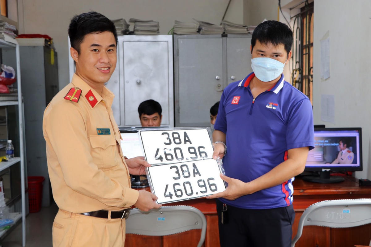 Một người dân phấn khởi khi được cấp biển số trong ngày đầu tiên triển khai ở cơ sở.