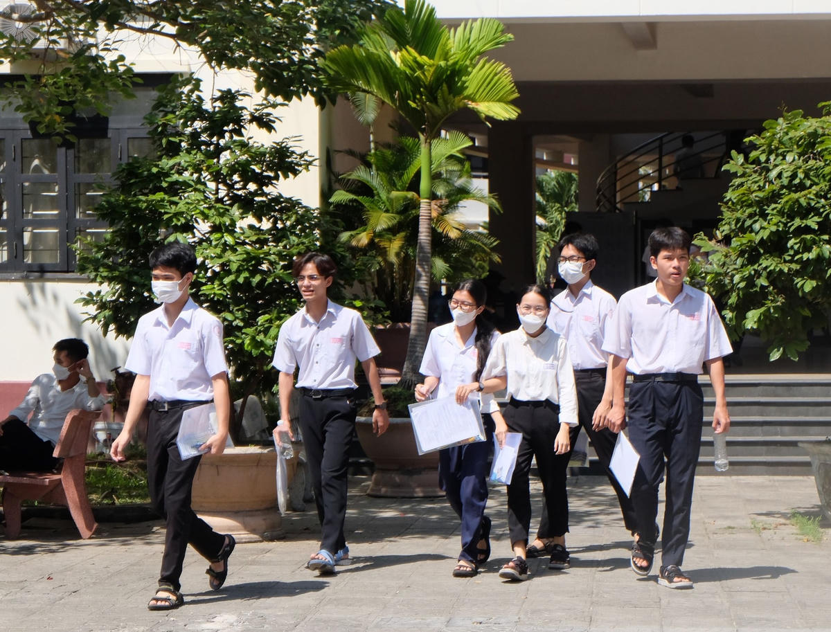 Các thí sinh Quảng Nam kết thúc môn thi Ngữ văn.