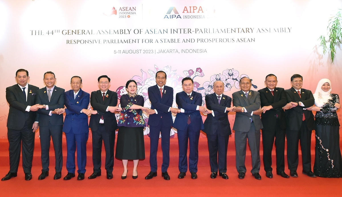 Chủ tịch Quốc hội Vương Đình Huệ và Tổng thống Indonesia Joko Widodo, Chủ tịch Hạ viện Indonesia, Chủ tịch AIPA 2023 Puan Maharani cùng các đại biểu chụp ảnh lưu niệm. Ảnh: TTXVN.