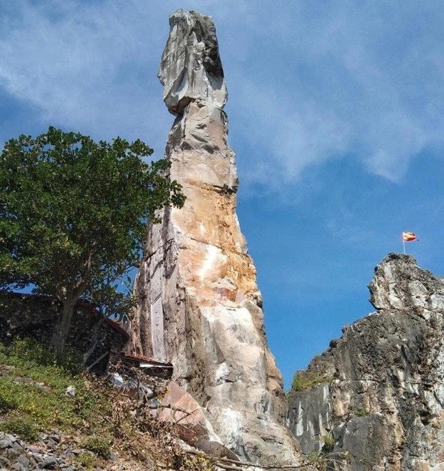 Vào đêm ngày 15/6/2022, sét đã đánh trúng Hòn Vọng Phu, gây sạt lở khối đá kích thước 1 x 3 m phía Tây và khối đá kích thước 2,5 x 3 m phía Đông.