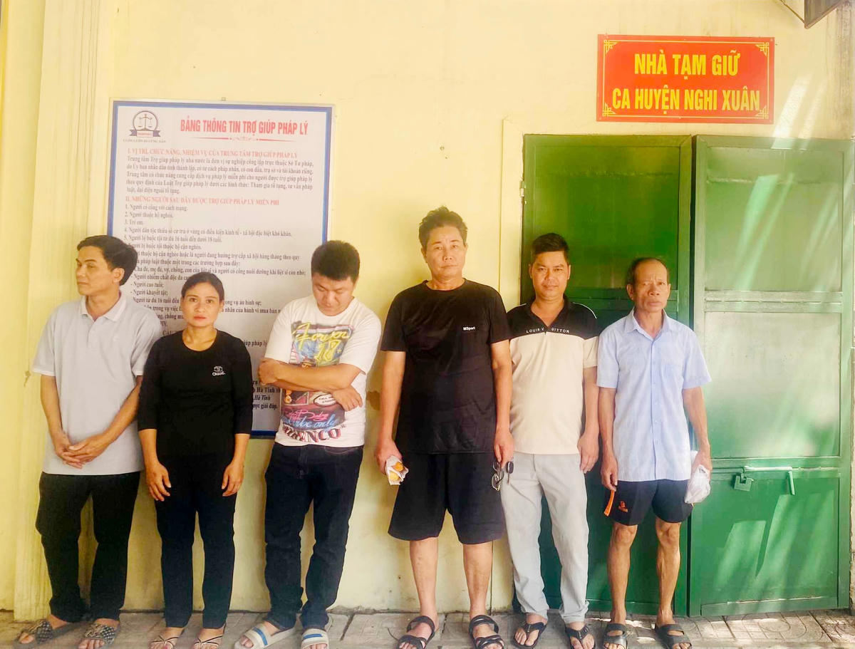 Các đối tượng tại cơ quan công an. 