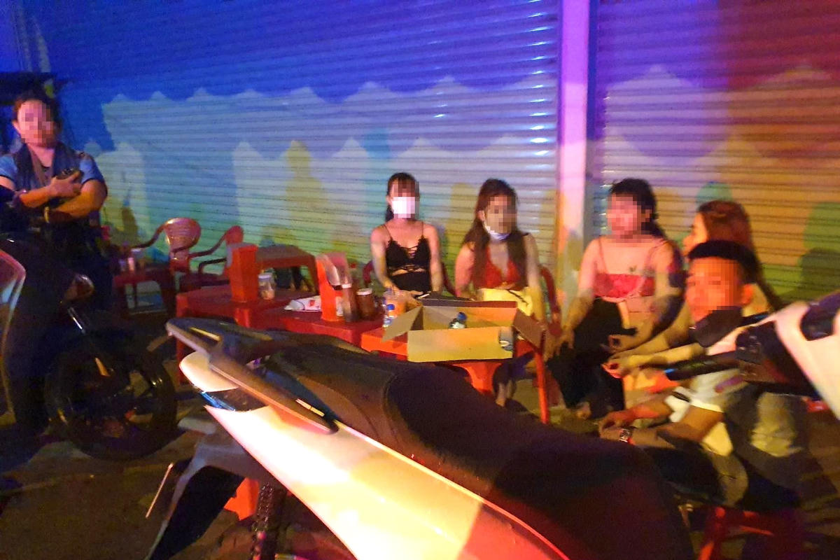 Nhóm nữ nhân viên của quán karaoke An Phú kịp thoát ra ngoài (Ảnh: A.X.).