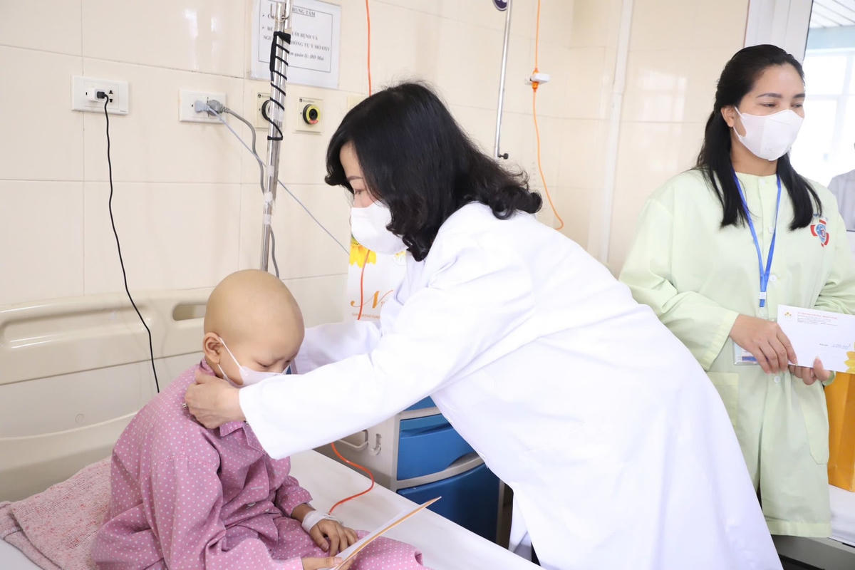 Thăm bệnh nhi 2
