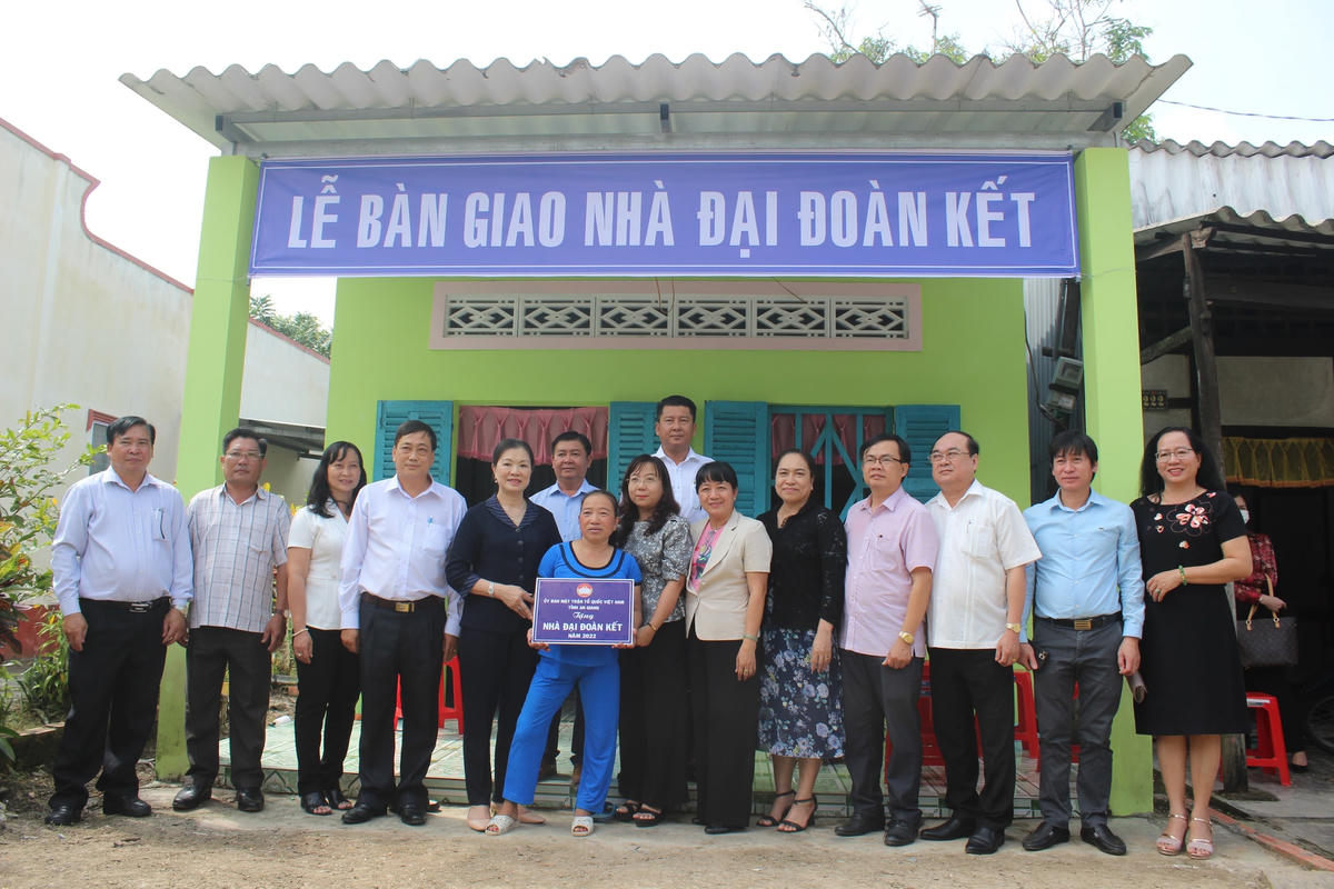 Phó Chủ tịch Trương Thị Ngọc Ánh bàn giao nhà đại đoàn kết cho hộ bà Phạm Thị Thành, ấp Vĩnh Đông, xã Vĩnh Thanh, huyện Phước Long tỉnh Bạc Liêu.