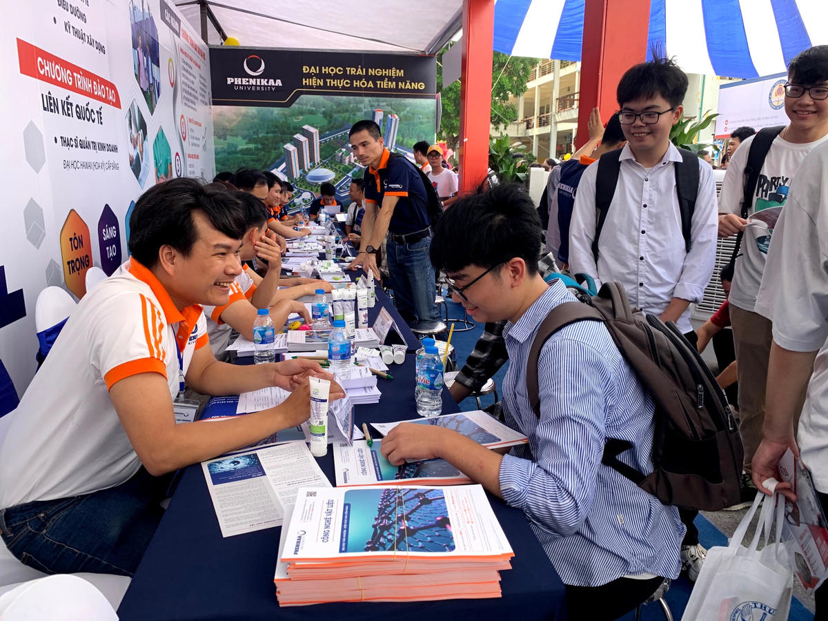 Trường đại học tư vấn tuyển sinh cho thí sinh.