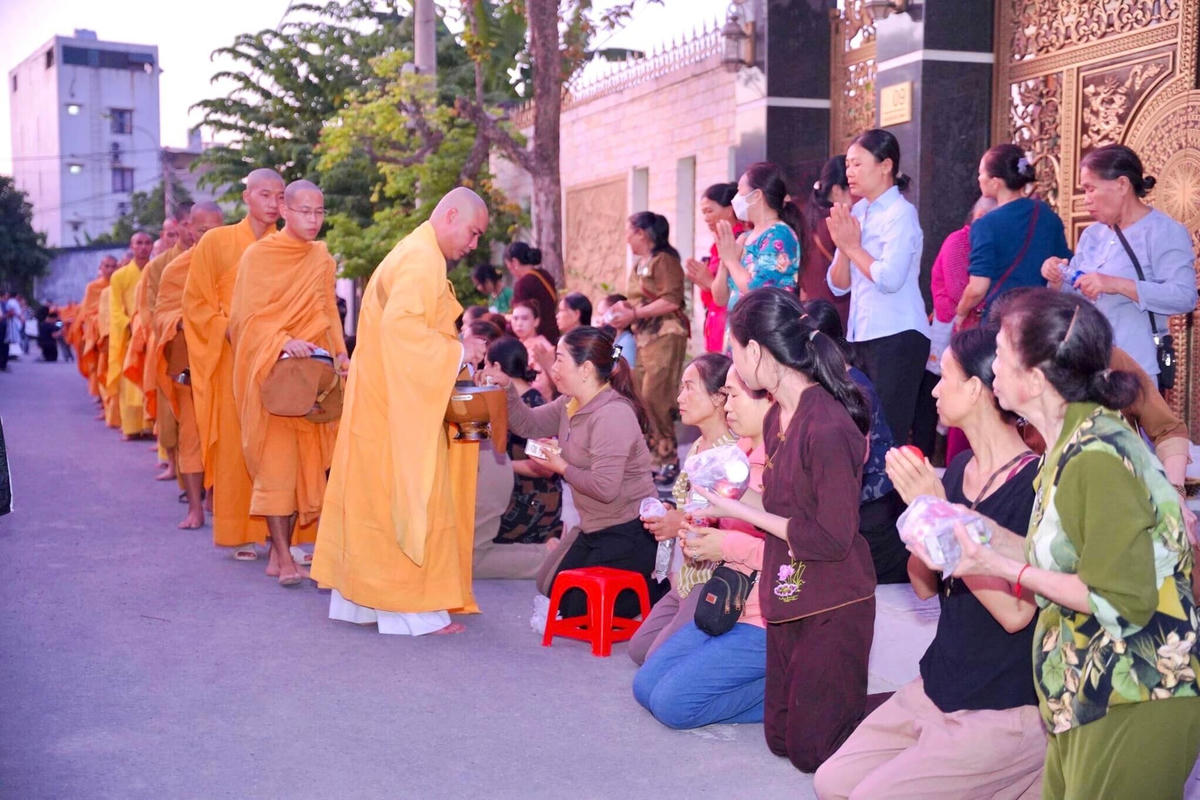 Chư Tôn đức Tăng thọ nhận sự cúng dường của nhân dân, Phật tử.