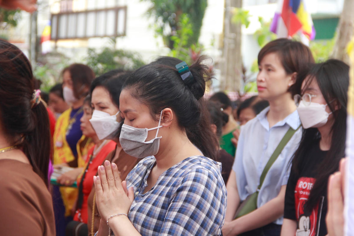 Người dân tham dự Đại lễ Phật Đản tại chùa Vàng.