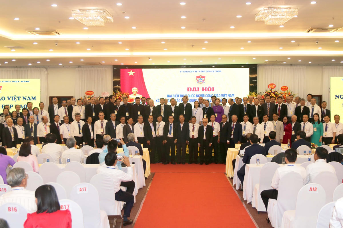 Các vị Ủy viên Trung ương Ủy ban Đoàn kết Công giáo Việt Nam khóa VIII ra mắt Đại hội.