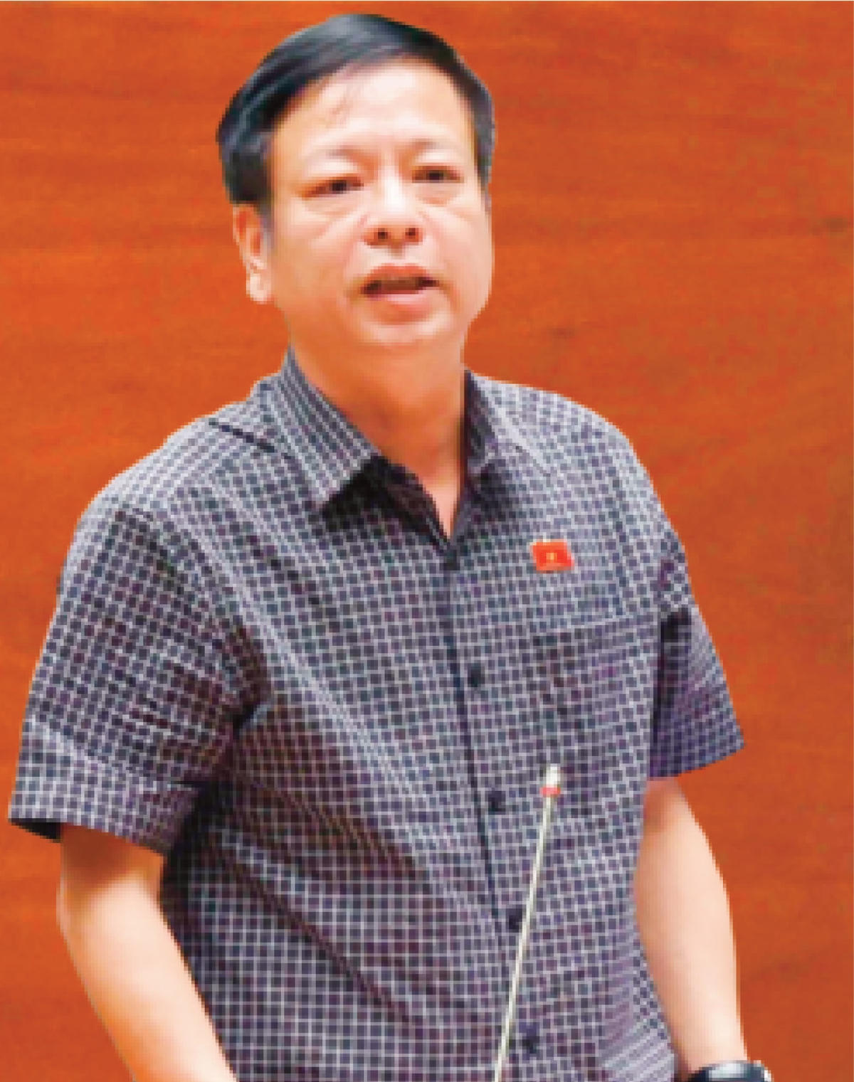 Đại biểu Nguyễn Trường Giang (đoàn Đắk Nông): “Khi người dân đến cơ quan Công an làm thủ tục, bị thu hộ khẩu giấy; sau đó đi làm các thủ tục ở cơ quan nhà nước như nhập học cho con, nộp hồ sơ vẫn bị yêu cầu mang sổ hộ khẩu giấy gốc đến đối chiếu, thế là lại phải đến cơ quan Công an xin xác nhận...”.