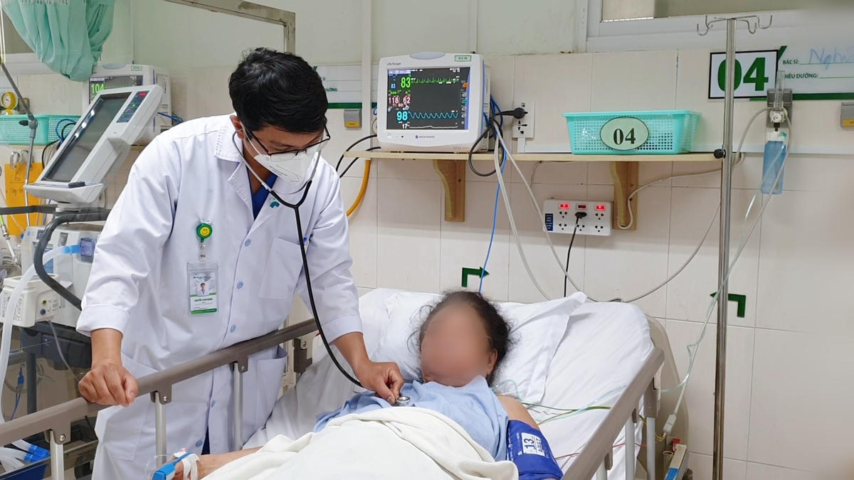  Bác sĩ đang kiểm tra sức khoẻ cho bệnh nhân.