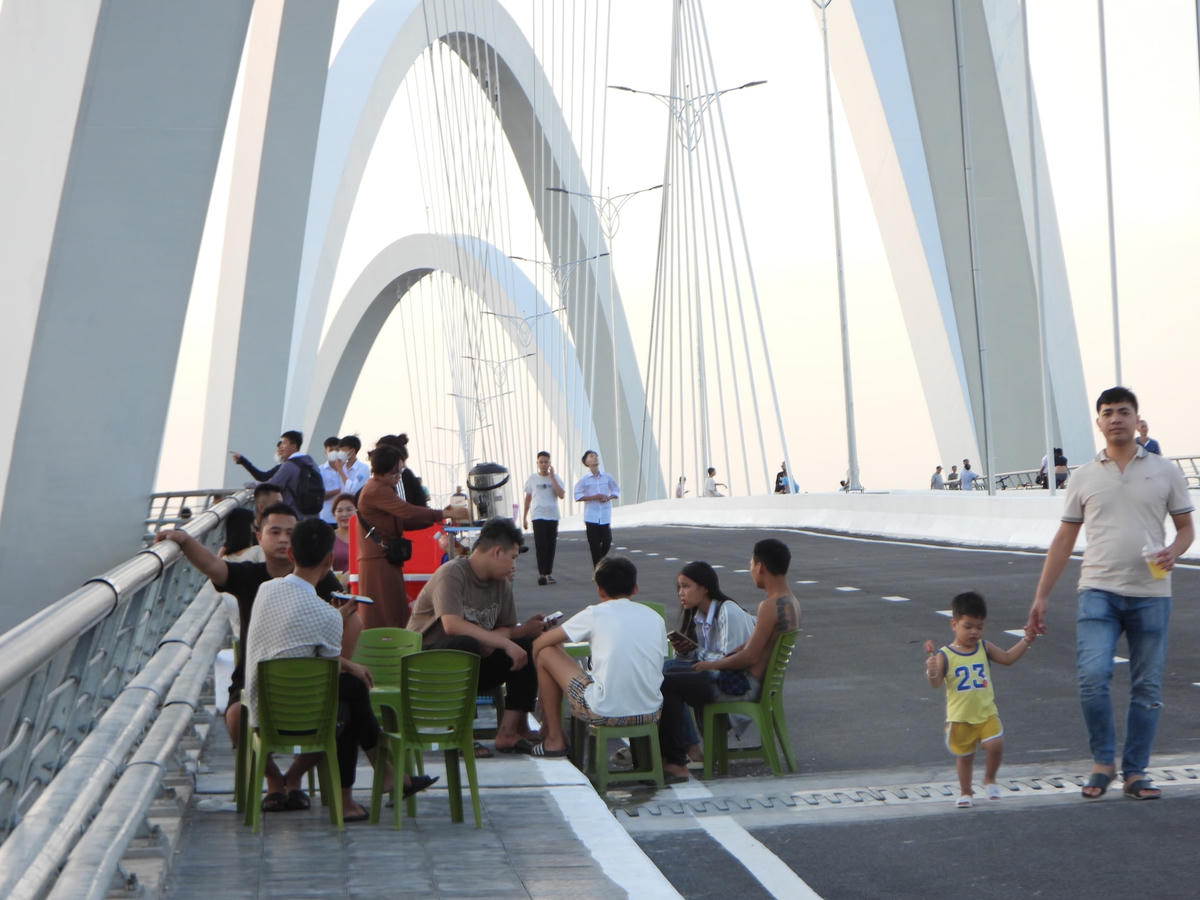 Quán cóc mọc ngay giữa cầu để phục vụ khách hàng chơi trên cầu.