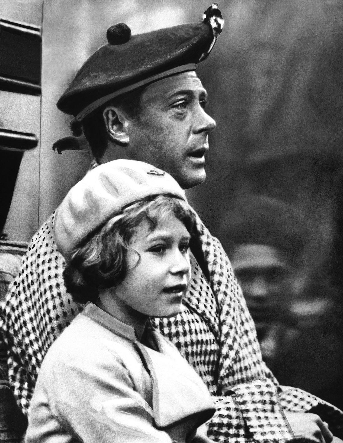 Đức vua George VI lên ngôi sau khi người anh ruột là Vua Edward VIII thoái vị vào năm 1936. Điều đó đồng nghĩa với việc Công chúa Elizabeth chính thức trở thành người kế vị ngai vàng (Ảnh: Getty).