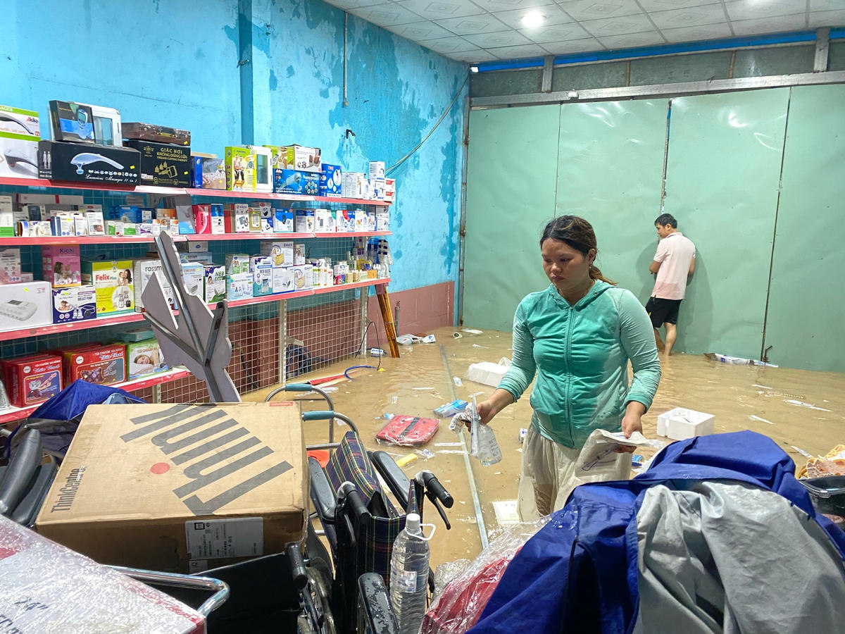 Ngôi nhà của anh Lê Huy Viễn nước ngập hư hỏng đồ đạc.