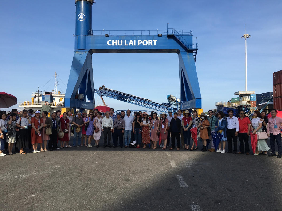 Những chuyến đi thực tế sẽ giúp nhà văn trẻ có thêm vốn sống. Trong ảnh: Các nhà văn trẻ đi thực tế đến cảng Chu Lai (Quảng Nam), trong khuôn khổ Hội nghị Những người viết văn trẻ lần thứ X.